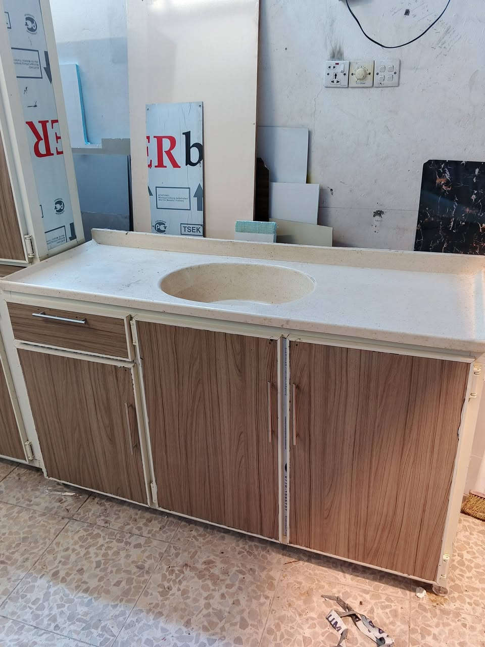 متاح كاونتر ثلاث قطع نظيف مثل ممبين  السنك مرمر  السعر 320 العنوان الزبير براحه النقيب شارع الدروازه قرب صيدليه الدروازه. 
***********
***********
