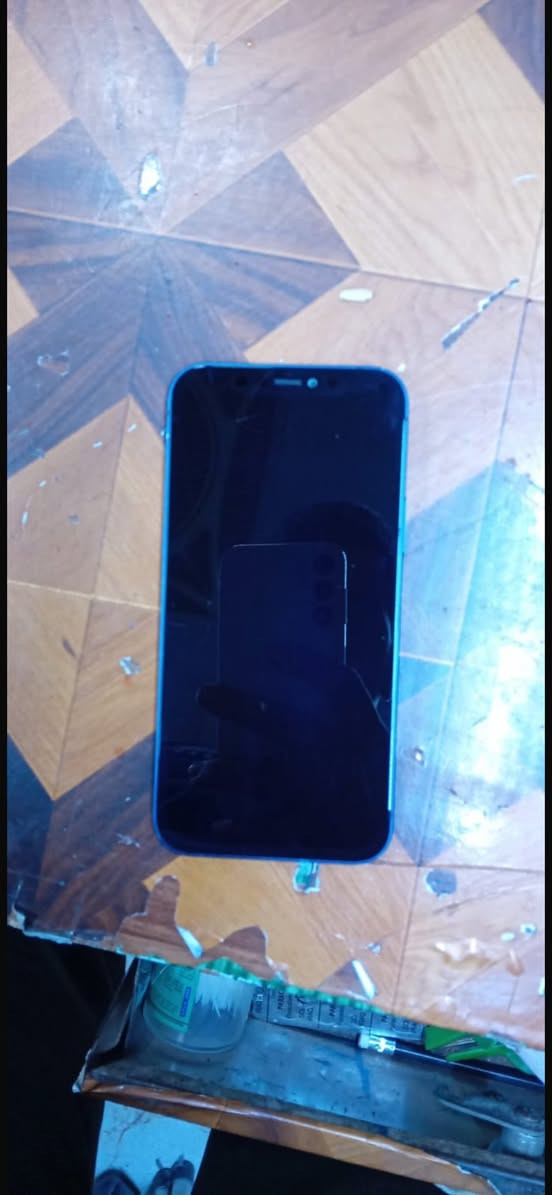 سلام عليكم 
للبيع ايفون 12 عادي لون ازرق بحري مميز مبدل شاشه والشاشه الاصليه موجوده بس بيها خط اخضر ذاكره ٦٤ بطاربه ٧٥ السعر ٢٥٠ وبي مجال قليل 
اتساب : ***********
