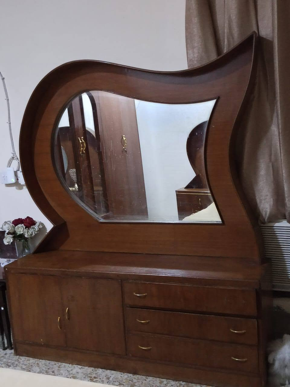 السلام عليكم غرفه مستخدم ساده بغداد جسر ديالي رايدهه 750 وبيهه مجال لطيبين***********
