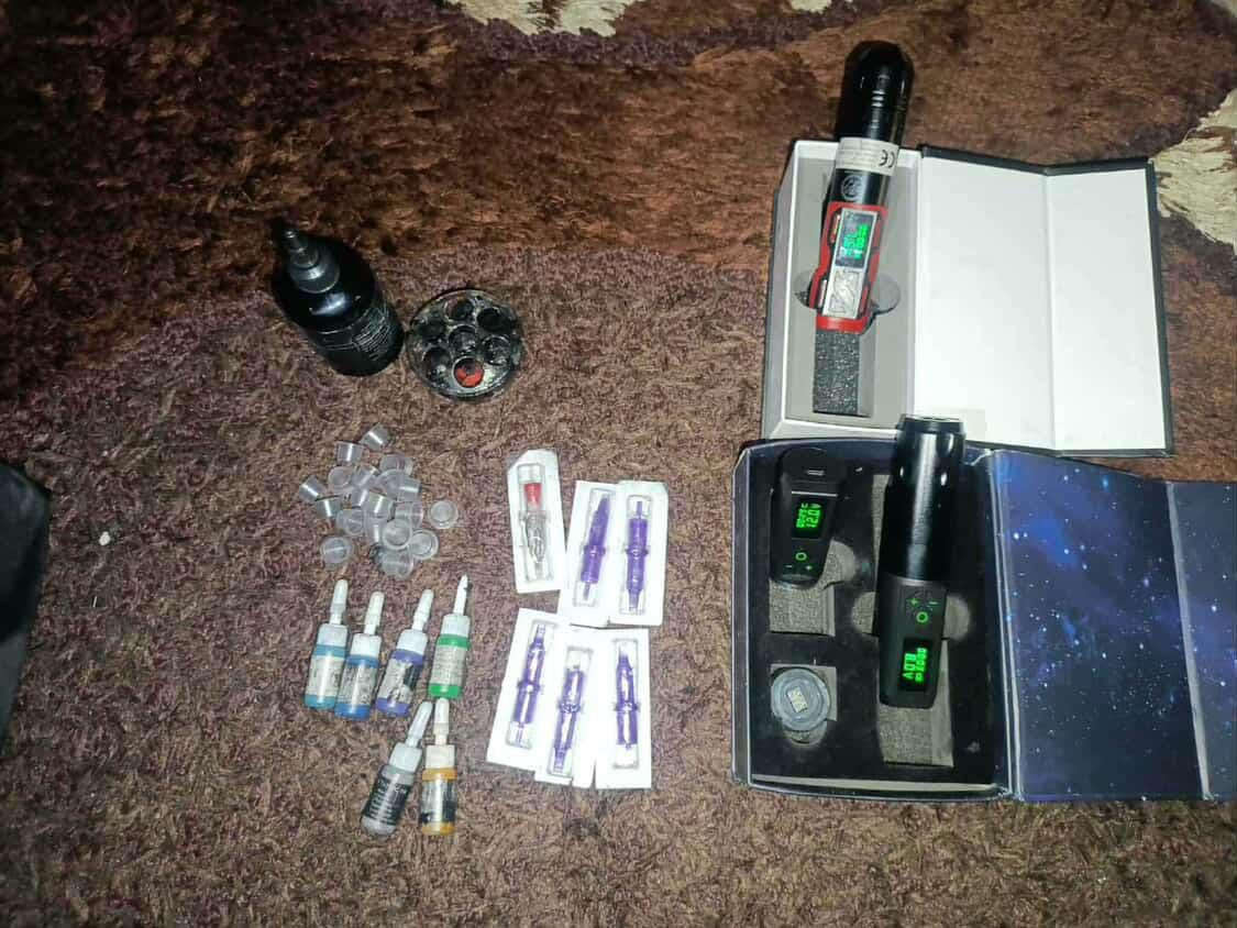 هوكين مستعملات شي قليل هوك الاحمر 5ساعات يشتغل ولهوك الاسود دبل بطاريه كل بطاريه تشتغل 3ساعات وياهن ستينصل وكبات وابر وحبار وقاعده مال كبات
قيم بل يرضي الله واخذهن واذا مو شغلتك ومو يمها لتكسر بيهن.
***********
