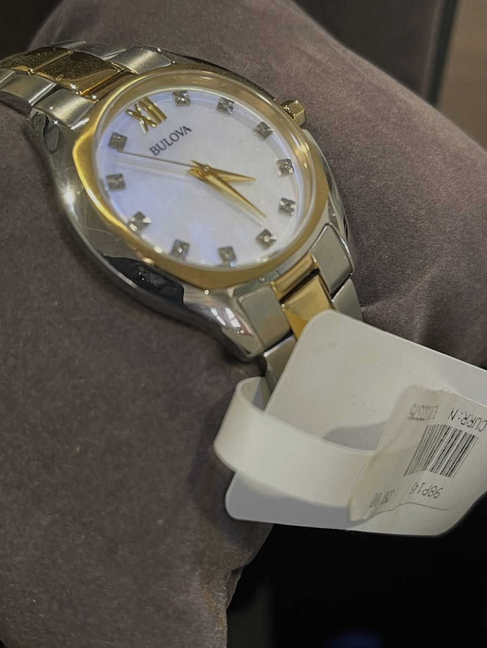 ✨ أناقة ناعمة بتفاصيل فاخرة ✨

ساعة نسائية بتصميم أنثوي راقٍ، تجمع بين اللمعان الهادئ ولمسة الفخامة الكلاسيكية… خيار مثالي لكل سيدة تحب التميز.

🔹 القياس: 32 مم
🔹 المينا: صدف طبيعي لامع مع مؤشرات كريستالية براقة
🔹 اللون: تو تون (فضي × ذهبي) أنيق
🔹 السوار: ستيل فاخر متناسق مع التصميم
🔹 الحالة: جديدة بالكامل – غير مستخدمة

قطعة راقية تضيف لمسة فخامة هادئة لكل إطلالة 💫

للحجز أو الاستفسار مراسلة الخاص 📩

#ساعات_نسائية #ساعة_فاخرة #تو_تون #مينا_صدف #أناقة هدايا_فاخر


**إذا كنت صاحب هذا الإعلان وتريد حذفه لأي سبب، رجاءا أرسل رسالة إلى الدعم الفني**