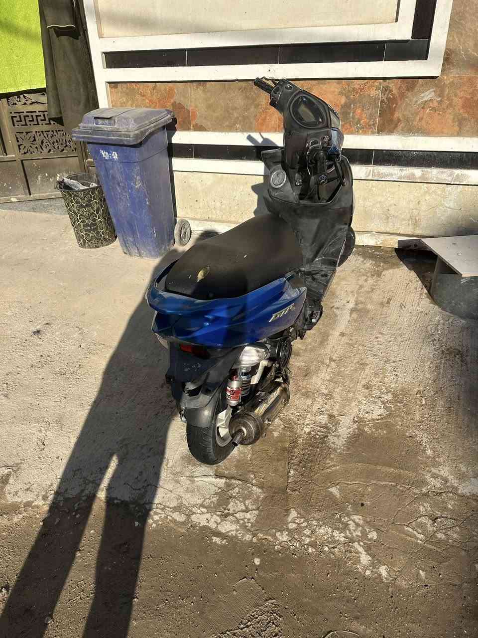 السلام عليكم
للبيع GTR  
دراجة خير من الله شلعة و معدل نكرة بكل وكت كهربائيات كلهة شغالة 💯 دشبول شغال شاير بكلايت 
الدراجة مزودة (  رياضي) ✌🏻الدراجة شغل واطلع وين متريد ♣️ مكاني بغداد الشعله اي استفسار الاتصال ‭٠٧٧١ ٨٥٧ ٨١٧٥‬
