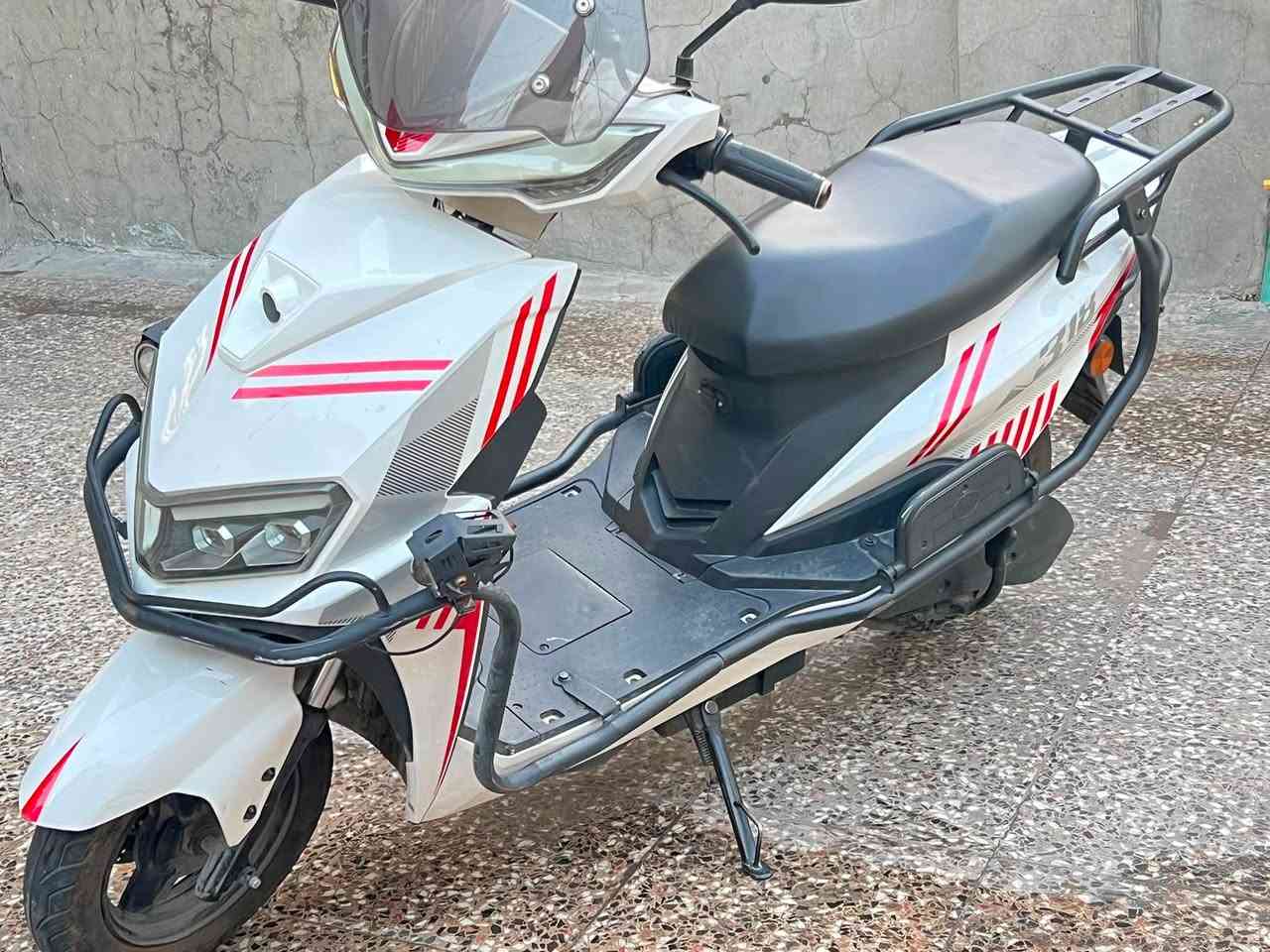 بلبيع دراجة كهربائية نوع S18 لون أبيض، شكل رياضي
ومميزة جدًا.
الدراجة نظيفة وتشتغل زين، بيها دبل دسك أمامي وخلفي، كشافات إضافية قوية, حماية أمامية وجانبية، جام خلفي لحمل الأغراض، تمشي 80 كيلو متر سرعتها ٧٥ حقيقي باتريات ٦مسطره 

السعر ٨٥٠ 
رقم الهاتف:***********
