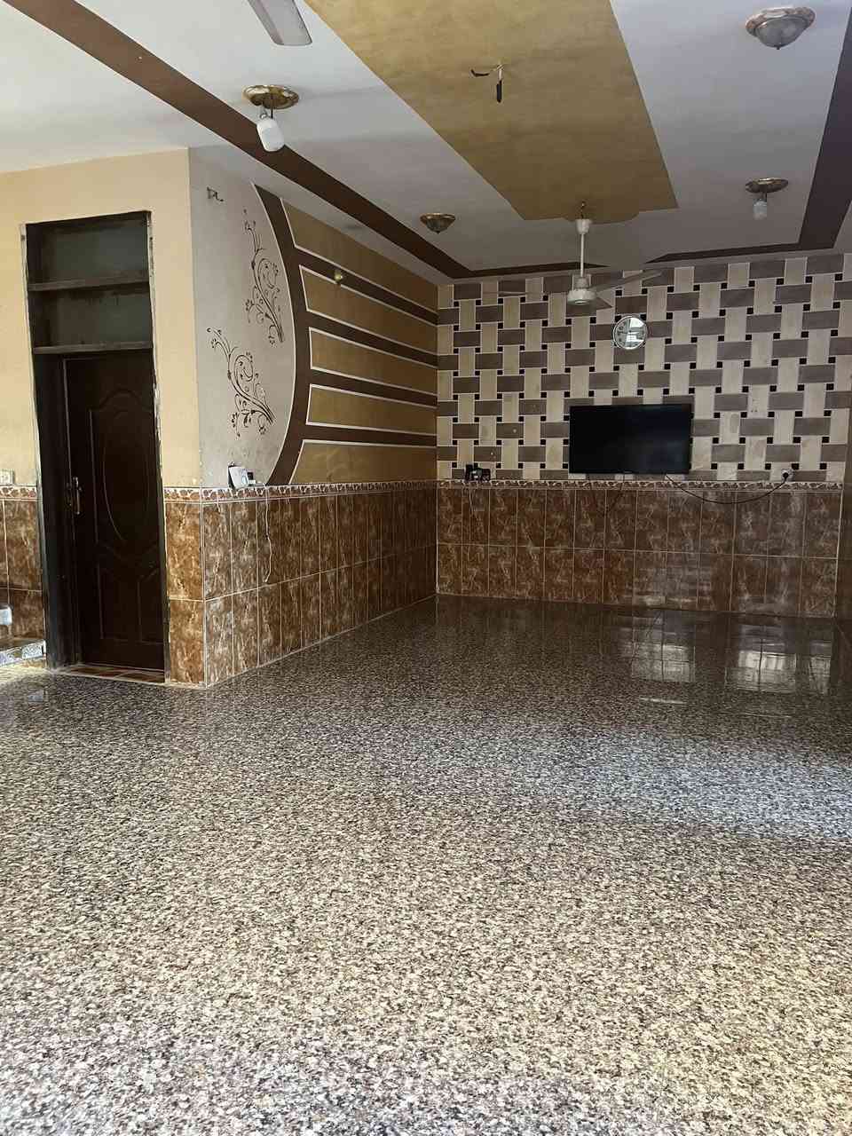 السلام عليكم
#دار_للبيع 
‎المساحة 400 متر 
‎يحتوي على
‎غرفتين
‎صالة واستقبال 
‎ممر 
‎تواليت خارجي وداخلي
‎مطبخ بارد وحار
‎حوش وحديقة
‎بلاضافة الى محل على الشارع 
‎العنوان معارة قرب حسينية سيد جواد 
‎تواصل على الرقم للاستفسار 

‭0770 987 0873‬
