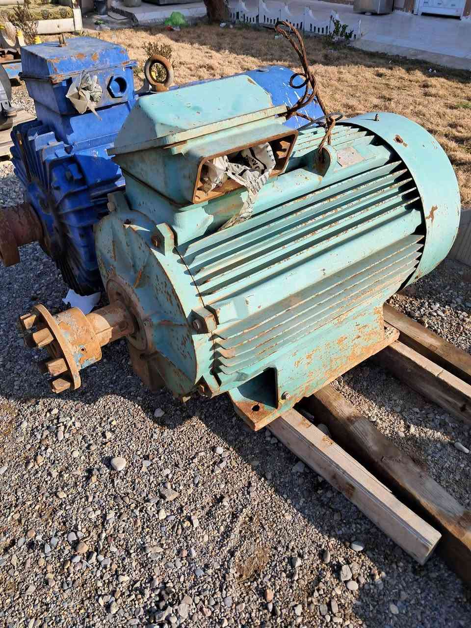 ماطورات كهربائية اوربي الاحجام ٣٥٥ حصان و ٤٨٨ حصان بلاديات فرة ١٥٠٠ مكان ديالى ***********
