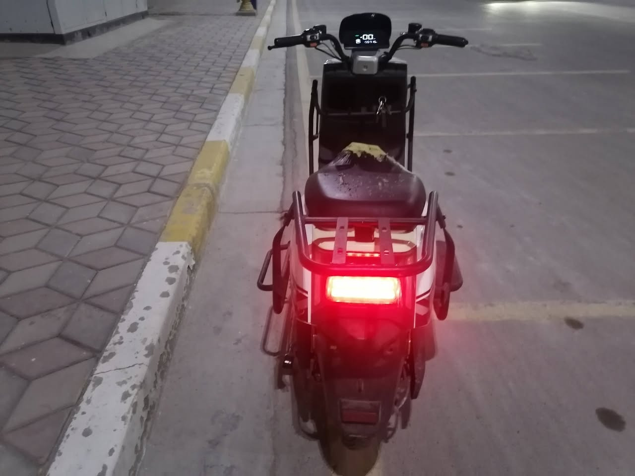 دراجه شحن نوع سكنس قديم
دراجه 6بطاريات مصطر
ملف 1500
نضام بارك
نضام R
 سعر الدراجه 400اوبيها مجال
مكان بغداد شارع الأمطار المثنى مجمع دار السلام
رقم *********** بيه وتساب

