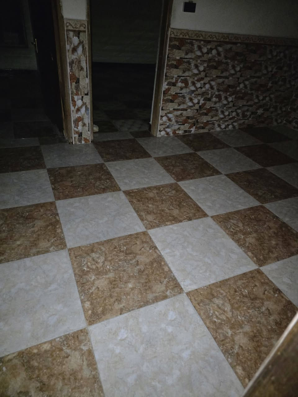 السلام عليكم
بيت للأيجار حي المهندسين مقابيل جاسم ابو التريلات قرب الحديقه يحتوي على غرفتين وموزع واستقبال ومطبخ وكراج المساحه ١٥٠ سعر الأيجار 700 شامل الكهرباء والماء 
***********
الطابق الأول مؤجر فقط الأرضي
