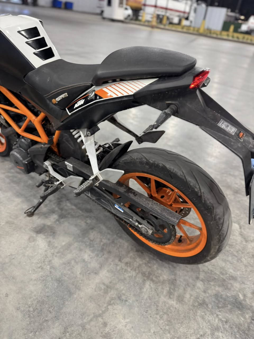 السلام عليكم دراجه ktm دوك 390 وارد يابان منزله قبل شهرين من بيت طارش دخول جديد ورقه مزاد ومكاتبه باسمي بدون رقم فول مواصفات محرك 400 cc تبريد راديتر بريكات Abs مانع انزلاق امامي خلفي شاشه الكتروني بيها Gps ومخارج شحن من الخارج 6 كير تايرات جلاتين مال وكاله بالكارتون زيرو دراجه كلها على وضع الوكاله مملعوب بيها شي شلعه ومعدل صاروخ كفاله عامه من كل شي العنوان بغداد حي القاهره ***********
الدراجه مشتريها 2500$ ورقه 
ابيع 17 ورقه
