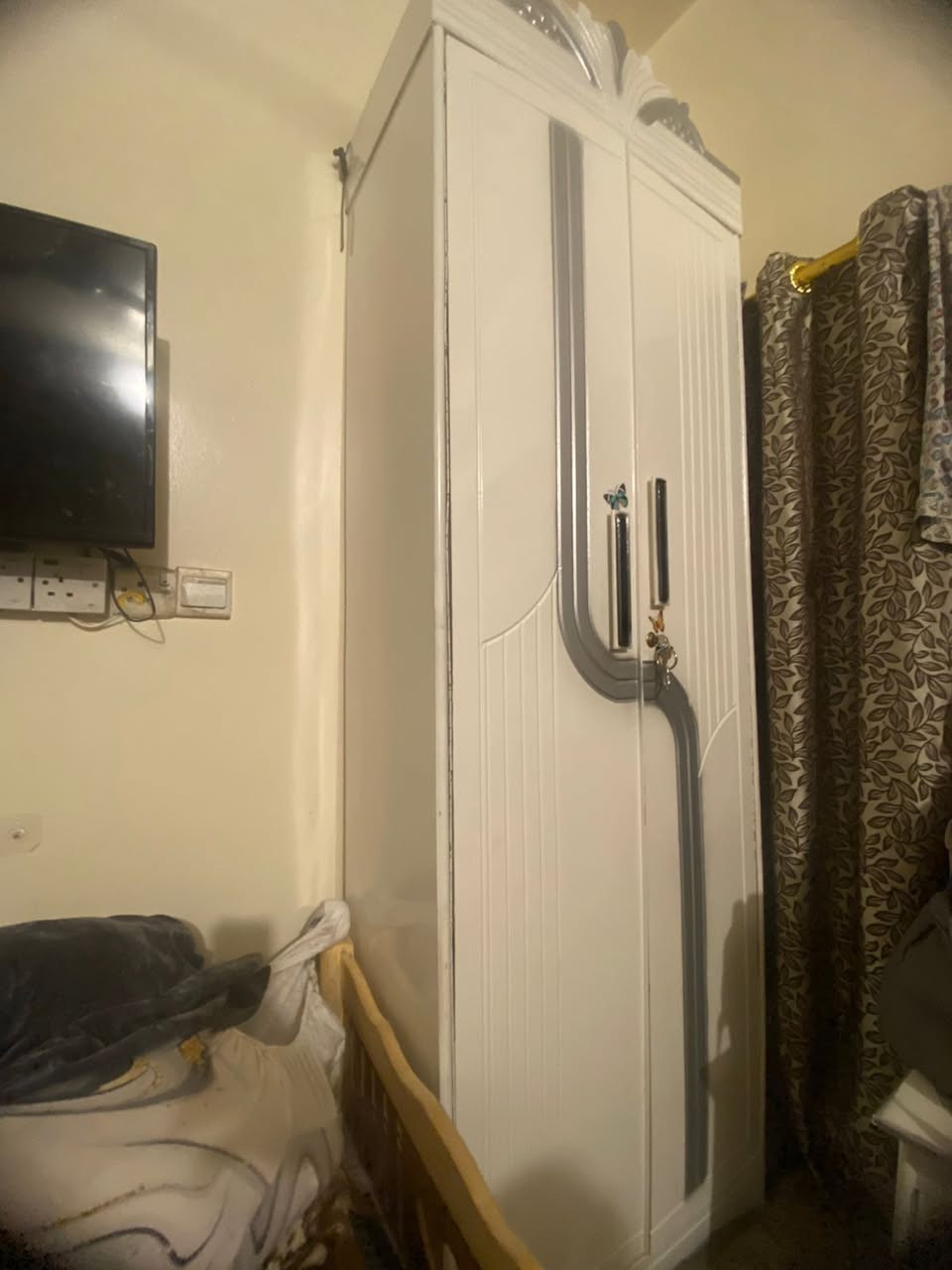 سلام عليكم 
غرفة نوم نفرين كلش كلش نضيفة وجديدة
خشب صاج صبغ حراري 
افتح وشد الفين مرة عمل عراقي وثكيلة تكمة 
سرير البطن مالة خشب جام 
كاني بغداد  العضمية 
قياس سرير 160(×200
اي استفسار هاذ بي واتساب 

***********
