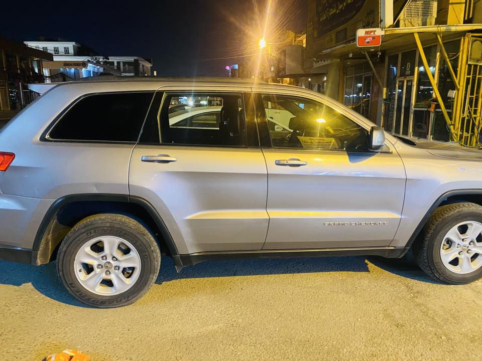 جيب كراند شيروكي لاريدو موديل 2016 كلين تايتل رقم بغداد لون رصاصي بيها طختين هنا بالعراق بسيطات جدا وانصبغن على أثرهن فقط
السيارة كير ومحرك وتبريد كله مكفول وبجمها كبس السيارة بدون ايرباك ايرباكاتها كلها سليمة   
السيارة رايدها مراوس بتاهو موديل 15 او 16  
ونتفق على الفرق 
للاستفسار ***********
