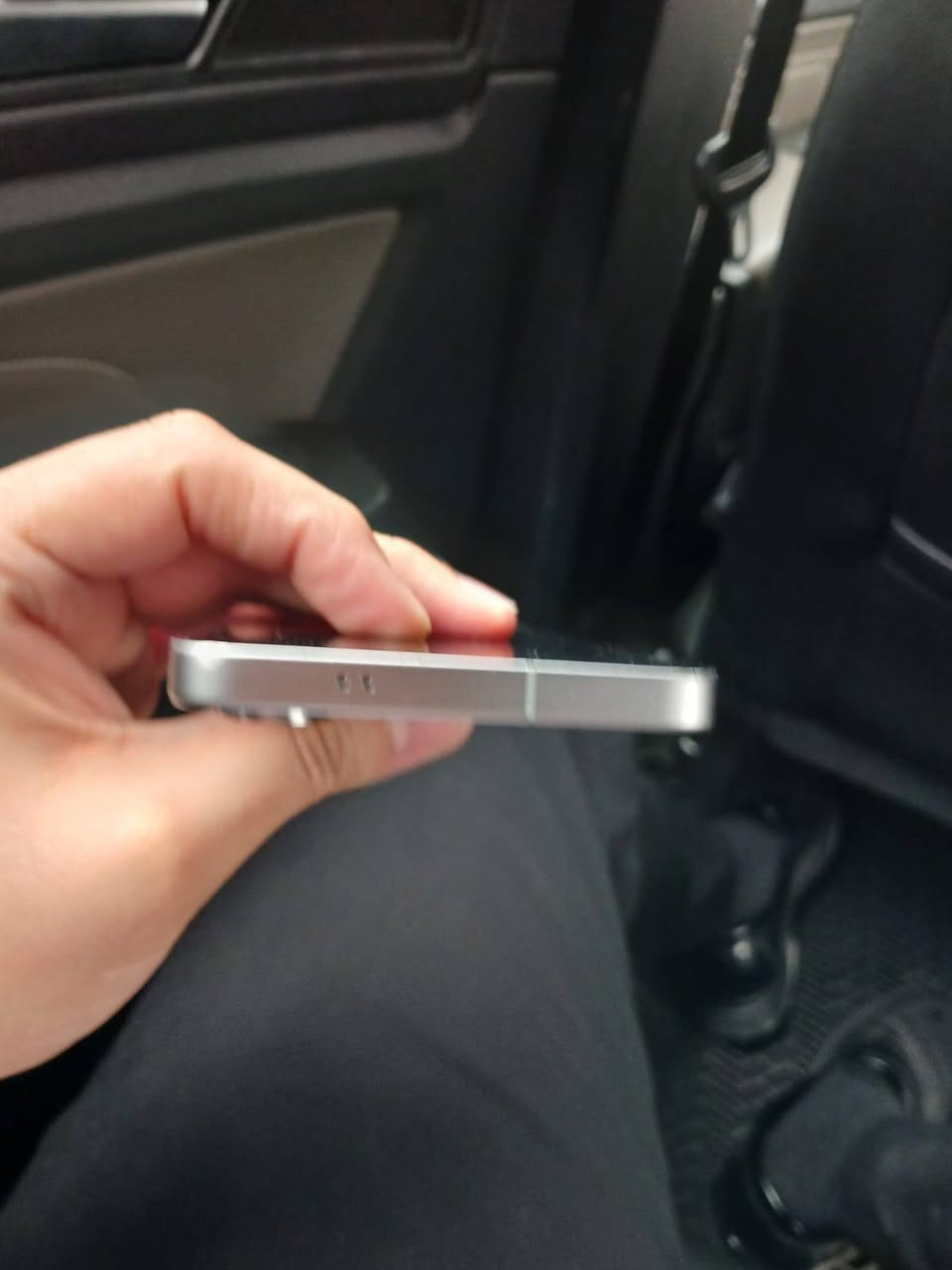 السلام عليكم
سامسونج s25 العادي 
اللون سلفر 
ذاكرة 256
ثلاث كامرات الاساسيه 50 بيكا بكسل 
والاماميه 12 ميكا بكسل 
كارتون و ضمان عين الفهد 
بغداد 
السعر 600 الف 
للعلم والامانه الجهاز بي بعض الخدوش البسيطه 
*********** واتساب 
***********
