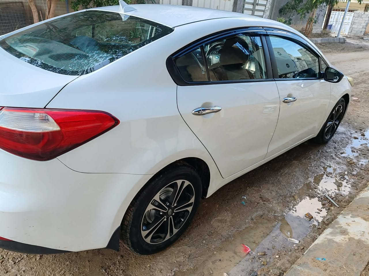 سلام عليكم ..
سيراتو 14 خليجي بسمنا 
سيارة نضيفة جدا 
كير مكينة مكفول تخم تاير 
سونار مرفق البنيد فابلون غير مصبوغ 
السيارة بدون صبغ عدا التكحيل الموضح بالسونار فقط
سعر 123 بيها مجال قليل
مكان ناحية السلام طريق دلي عباس 
***********
