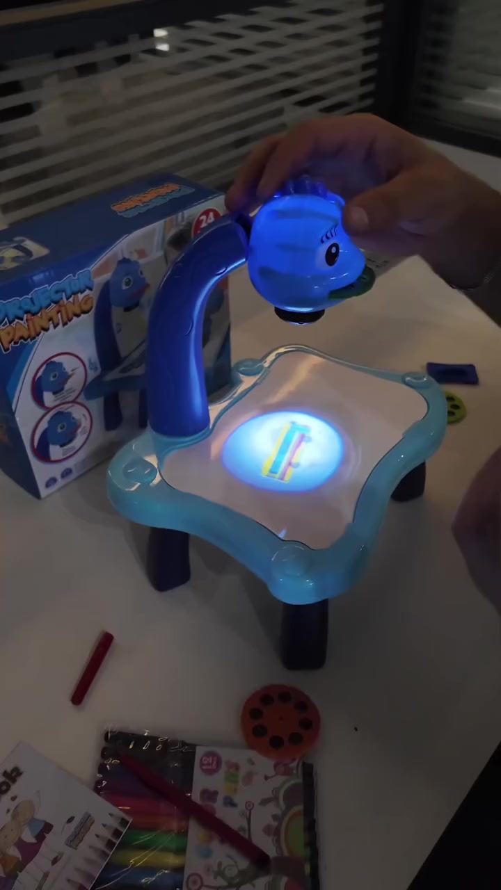جهاز عرض رسم توضيحي للأطفال

استمتع بتعليم طفلك للرسم 🎨 

بطريقة ممتعة وتفاعلية مع جهاز عرض الرسوم الجديد!

يتيح للأطفال تتبع الرسومات باستخدام أنماط مضيئة واضحة💡 

مما يساعدهم على تطوير مهاراتهم الفنية وتحسين التنسيق بين اليد والعين بطريقة مرحة وآمنة 🪩 

يحتوي الجهاز على 24 نمطًا مختلفًا يمكن عرضها باستخدام ثلاث أقراص عرض دوارة 📀 

بالإضافة إلى كتاب للرسم و12 قلم مائي قابل للمسح

يسمح التصميم القابل للتدوير والتحريك بتحكم سهل في العرض وضبط الزاوية حسب الحاجة 💎 

السعر 14000 الف


**إذا كنت صاحب هذا الإعلان وتريد حذفه لأي سبب، رجاءا أرسل رسالة إلى الدعم الفني**