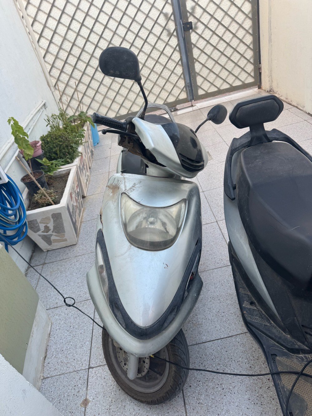 للبيع سكوتر بحالة جيدة
الكهربائيات كلها شغالة وبحالة ممتازة، والهيكل وضعيته جيدة كما هو موضح بالصور.
المحرك كايم ويحتاج تصليح أو تبديل حسب رغبة المشتري السعر مناسب التواصل على الرقم ***********