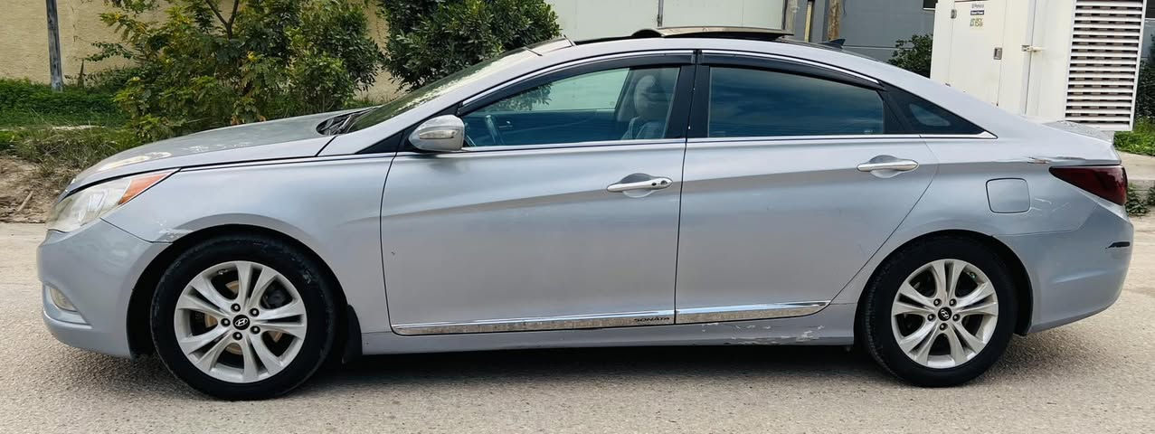 السلام عليكم 
سوناتا موديل 2012 رقم بغداد بأسمي وارد أمريكي حادثها دور جاملغ خلفي وباب فقط بدون دواخل السياره جديده كلش مابيها اي نقص جاهزه من كلشي السياره فوق مواصفات بانوراما بصمه شاشه كشنات كهرباء تدفئه تبريد كشنات تبريد قطعتين شفتات ستيرن مكان السياره الحله شارع 60 السعر 108 وبيها مجال للشراي للاتصال *********** ..***********
