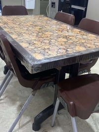 ميز بلاستك • كراسي بلاستك • أرجل حديد