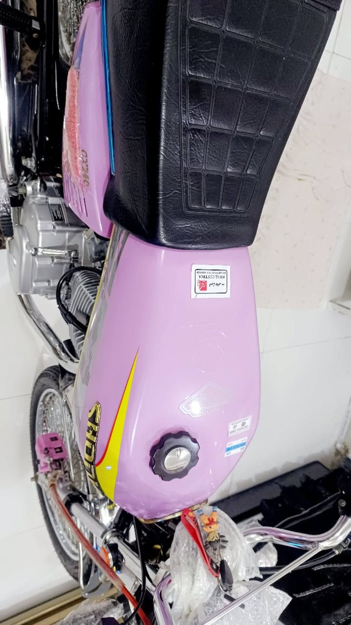 السلام عليكم تايكر موديل 2025 دراجه جديده بعدها بل جيس زلغ مابيه ام الختم شركت سونك باب اول الاصليه لون مميزه ورديه دراجه جديده وصل الوكيل وياها الشراري يتصل مكاني حله شاوي يم فلكت غرفت التجاره السعر مال بيع سعر البيع 675 وهذا رقمي للتصال ***********
