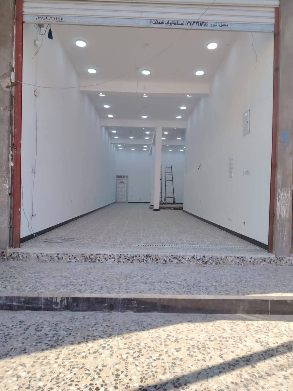 🔑 محل متميز للايجار - موقع حيوي
الموقع: البصرة - الأمن الداخلي (خلف أسواق الأسدي).
📐 تفاصيل المساحة والهندسة:
المساحة الكلية: 125 متر مربع.
الواجهة: 5 متر.
النزال: 25 متر.
✨ المميزات والخدمات:
التجهيز: ديكورات مرتبة جداً مع إنارة كاملة وحديثة.
المرفقات: يحتوي على صحيات معزولة في نهاية المحل لخصوصية تامة.
الخدمات: شامل أجور الماء والكهرباء (بدون تكاليف إضافية).
💰 تفاصيل الإيجار:
السعر: 900 ألف دينار شهرياً (قفل).


**إذا كنت صاحب هذا الإعلان وتريد حذفه لأي سبب، رجاءا أرسل رسالة إلى الدعم الفني**