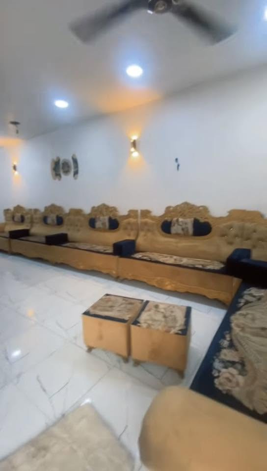 السلام عليكم بيت للبيع يحتوي  على استقبال ومطبخ سيراميك وحولي وغرفة نوم عدد ثلاثه   وصحيات داخليه وخارجيه وكراج سياره وحديقه 
العنوان / بغداد الراشديه شارع المراسمه قريب السدره ماركت  السعر /250 مليون وبيه مجال للشراي للاستفسار أكثر يرجى الاتصال على الارقام التاليه :
***********أتصال + واتساب
***********
