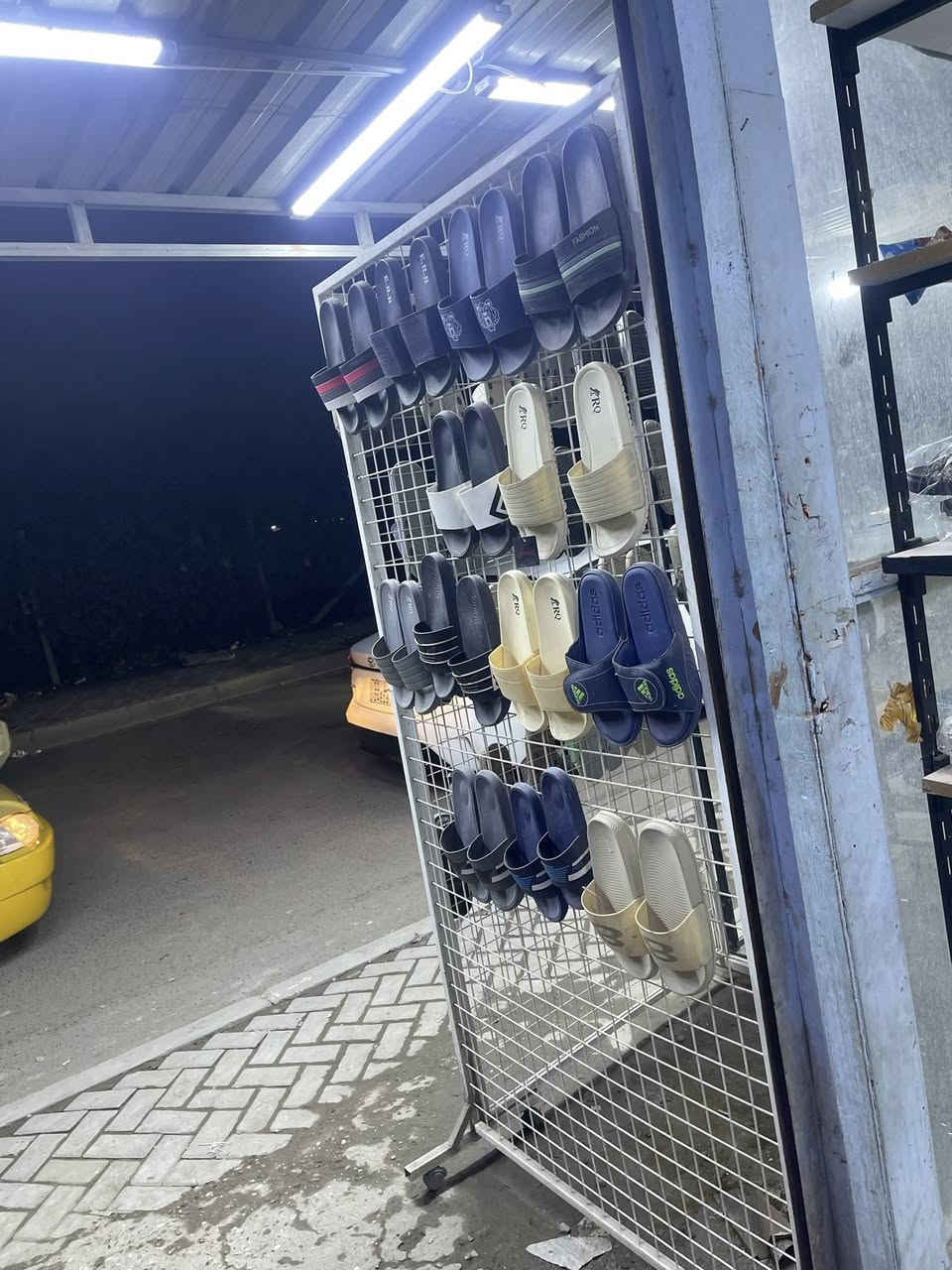 محل البيع 9 سلات 6 شبج زائد سليبرات رجالي شبابي نسائي طفال زائد رفوف ***********
