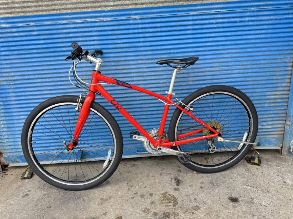 السلام عليكم اخوتي الطيبين جبلي حجم 27 ونص 
قياس XS ماركة (GIANT) فئة ليف غني عن التعريف 
سستم شيمانوا التوس نمره  3/8  بدلات شيمانوا 
سحب دفع معدنه المنيوم مديل حديث لون مميز 
الدراجة عل وضع شركة بلادي نظافتهاا وتفصيلهاا 
وضحه بل صوره سعرهاا 190 الف وبي مجال اخوتي 
عنوني موصل للتواصل *********** تتوفر خدمة
توصيل جميع محافظات العراق وتحياتي
