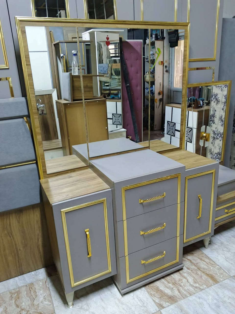 السلام عليكم  زبائنه الكرام👑معرض المصطفى لبيع غرف النوم 🔥التركي ومستعدين لشراء كافه الغرف النوم💯  المستعمله غرف نوم اخو الجديد 9 قطع 🗯️💁‍♂️
مستعدون بتجهيز اثاث بيت كامل✨ وشراء  اثاث بيت كامل
 العنوان كركوك💥 القادسيه الثانيه شارع ابو وليد للاستفسار اتصال ع رقم /***********
