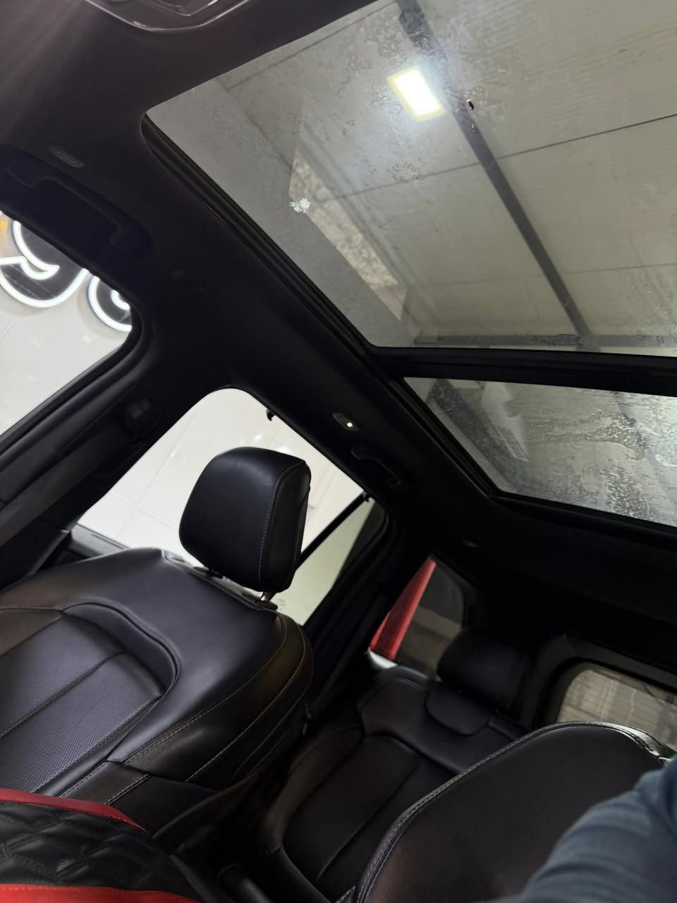 السلام عليكم جيب  كلين بدون حادث بدون صبغ سيارة جديدة لوك  2024 كندي 🇨🇦 كلين تايتل تقريرها موجود السيارة بدون قطرة صبغ بيهة قطع ٣ فقط مطبكيها من الشركة  من كندا ب سونار كلهة تقرة  قرأة وحدة السيارة فول ١/١ كشنات جلد. وتبريد وكهرباء ٥ كامرات اعلى موصفات  ماشية ٤٥ الف كيلو.  ٥ راكب بغداد حي الجامعة السعر 36 وبيهة مجال بسيط ***********
