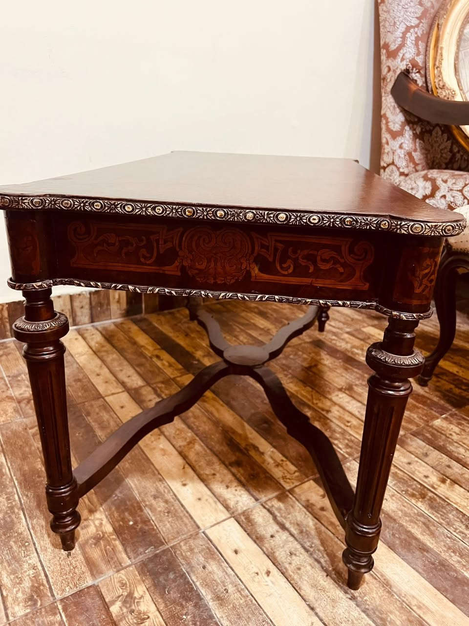 ترابيزه سنتر خشب زان قشره ماركتريه نطعمه بالنحاس 
مقاس 95x50
@highlight


**إذا كنت صاحب هذا الإعلان وتريد حذفه لأي سبب، رجاءا أرسل رسالة إلى الدعم الفني**