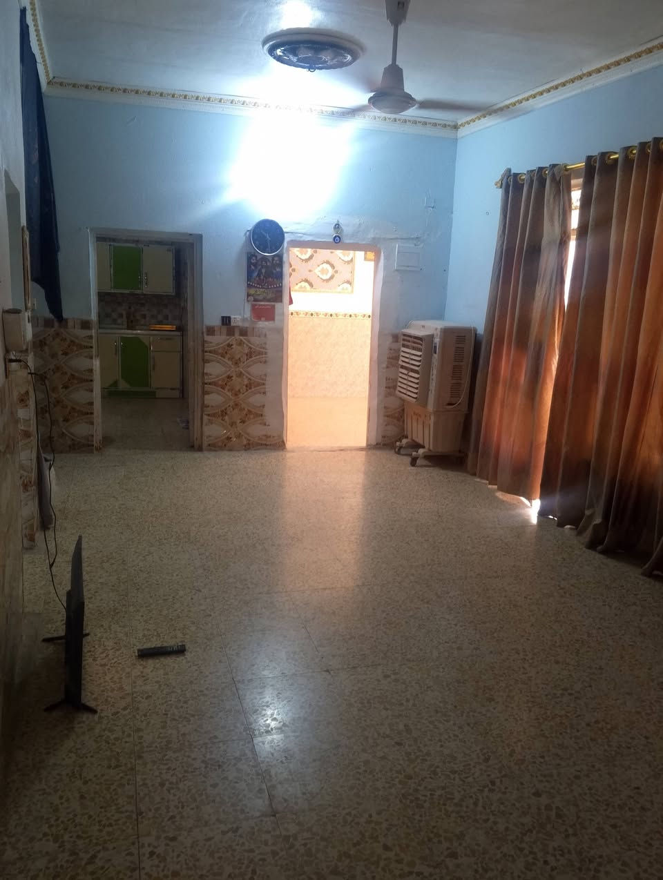 السلام عليكم
بيت للبيع بحي الجاسمية يم البزل قرب مولده صلاح
مكون من غرفتين2 وصاله واستقبال ومطبخ وصحيات خارجية
البناء بلوك بس الصحيات والحايط المامي طابوك
زراعي
مساحتة 150 السعر 35 وبي مجال
الرقم ***********
وبي واتساب ومتواجد بل فيس
