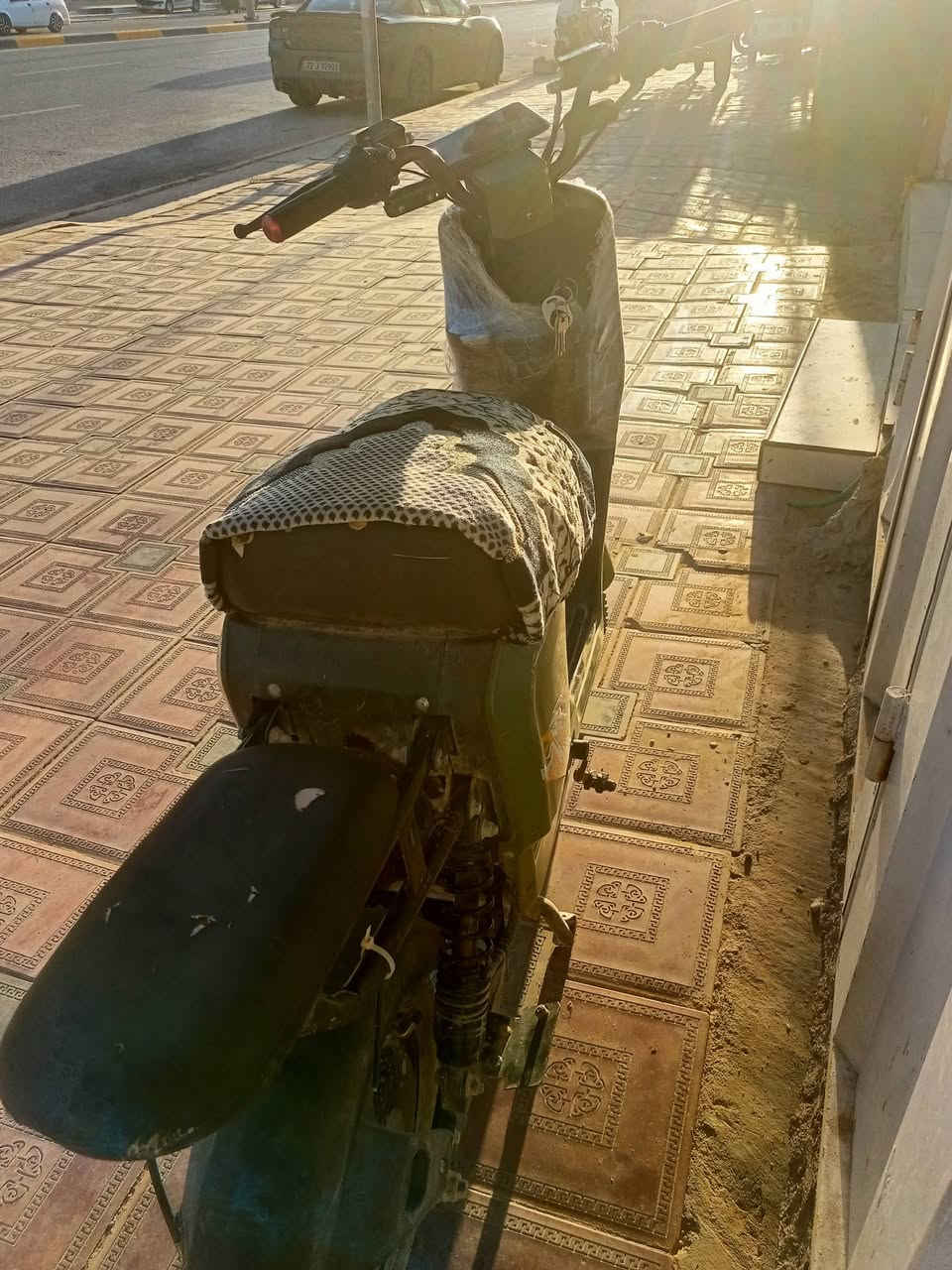 السلام عليكم شباب بايسكل. R10 للبيع كامل مكمل مع شاحنه و مواصفات Rرجوع إلى الخلف هورن اشاره يمين يسار دبل اشاره لايت عالي ناصي بطاريات خمسه الكبار قفل ستيرن جاملخ امامي و خلفي و باقي العديد من المواصفات 
السعر 450 و بي مجال 
رقمي متواجد واتساب و خط هاتف ***********
