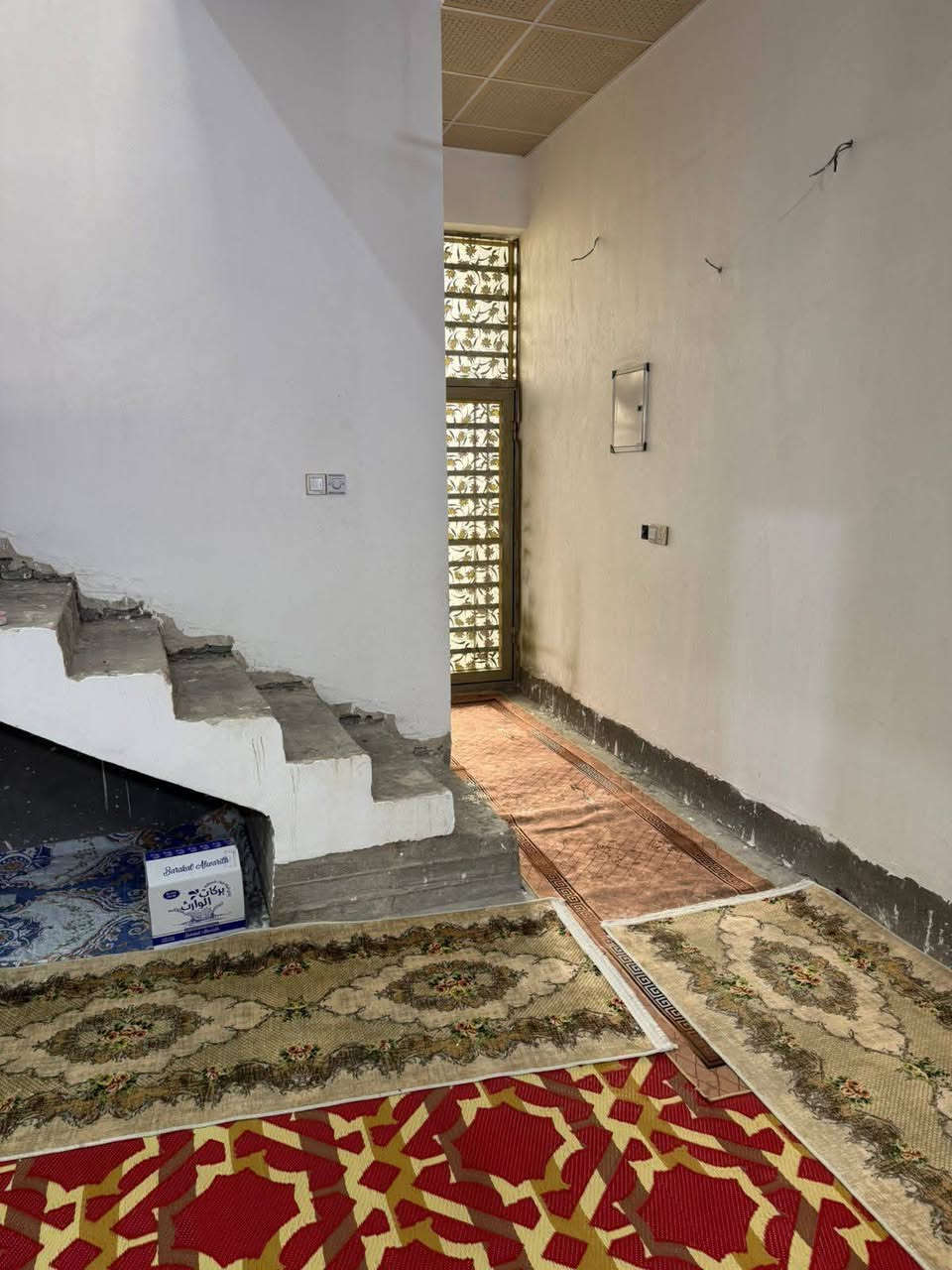 عندي الكم "بيت لقطة"  طابو صرف  في كربلاء الإنتفاضه الرابعة وموقعه جداً مميز وقريب من (الدرة)
 ومساحته ١٠٠ متر طابق ونص بناء طابوق صب كونكريت بعده توه مبني 
، وكاعدين بي حالياً يعني جاهز للسكن.

مواصفات البيت:

الطابق الأرضي: غرفة نوم، صالة واسعة، مطبخ، استقبال، وصحيات (داخلية وخارجية).

الطابق الأول: غرفة ثانية وصالة.
النواقص: يحتاج فقط (أرضية،(الارضية صبابه)- ستارة-بيتونة)   والباقي كامل وما بي أي نقص.

السعر: ١١٥ مليون، وبي مجال طيب للشراي 
راسلنا واتساب سيتم تحويلك لراعي الدار،مباشرتا ••لانستقبل اتصالات فقط واتساب وسيتم تحويل على صاحب العقار مباشر
 الواتساب : 
***********
