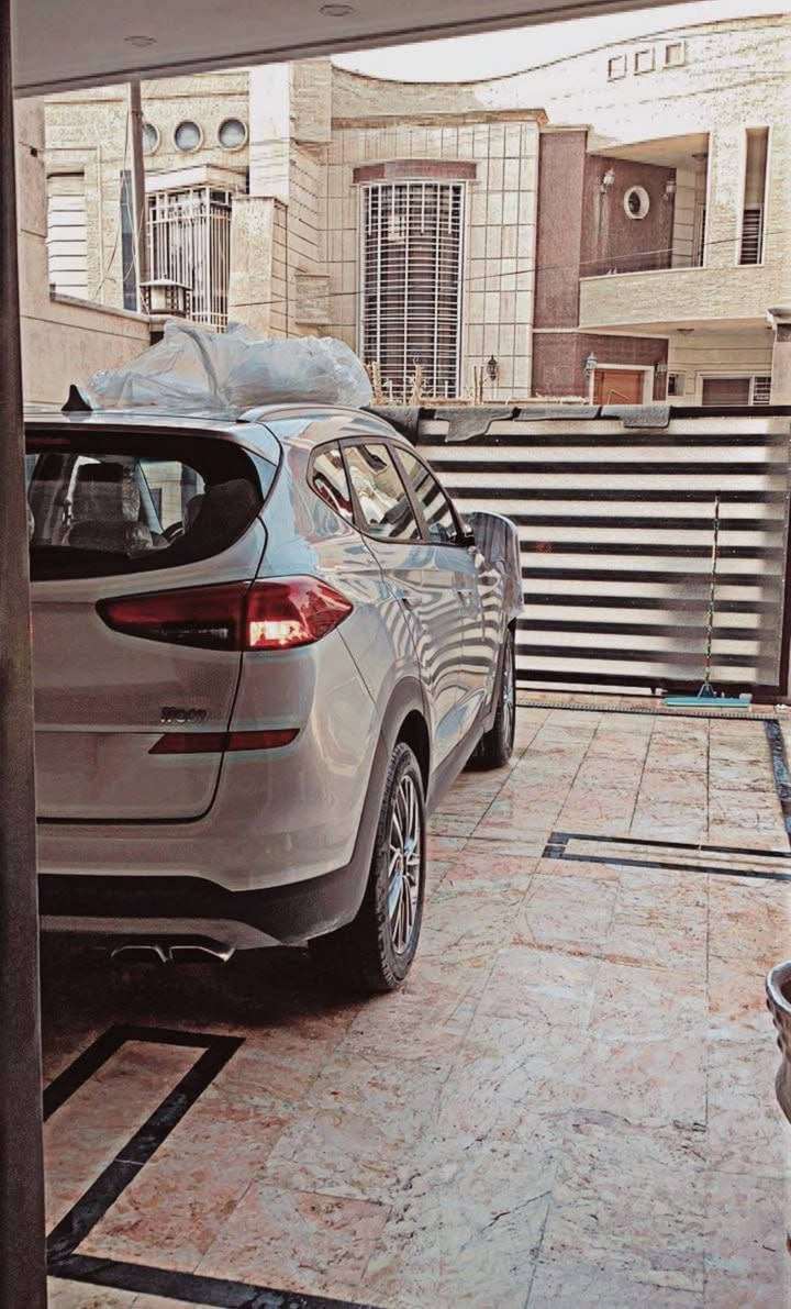 السلام عليكم 
توسان 2020 وارد امريكي 
رقم بغداد ماشية 49 الف 
محرك وكير بلاديات بدون فتح
بصمة كراسي كهرباء رادار 
حادثها جاملغ وبنيد وباب 
مواصفات السيارة ونظافتها واضحة
مكاني بغداد / زيونة سعرها 148 
للاستفسار : ***********
