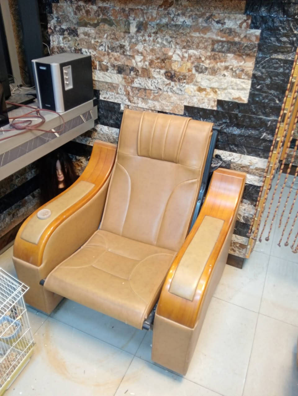 سلام عليكم تخم كامل 13مقعد جلد طبيعي فول نظافه وكو بعد 2قنفات مامصورهن وتركيات  اليدات خشب بلوط ولهياكل حديد السعر 500 المكان بغداد الجديدة المشتل ***********
