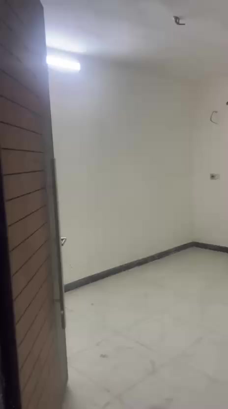 #للايجار_شقة طابق ثاني مصعد شغال 24 ساعه حديثة تحتوي على غرفتين ومطبخ وصاله وخدمات الموقع الاعظمية شارع عشرين على السدة السعر 550 الف للاستفسار ***********
