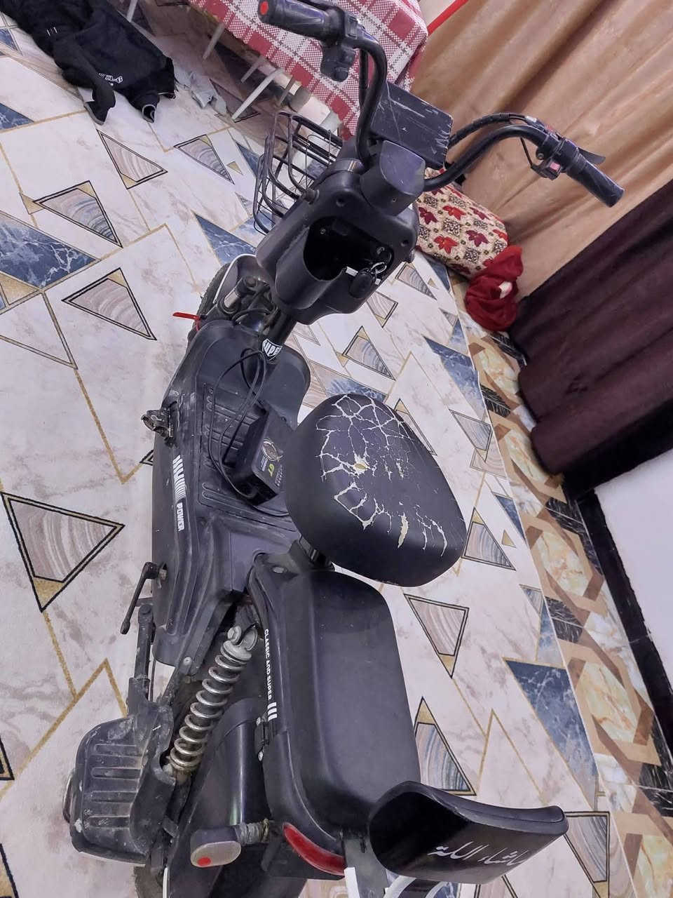 السلام عليكم دراجه شحن حجم ١٤ للبيع بيه مشكله بسيطه هي البطاريات ضعيفه السعر 250 وبيه مجال  رقن الموبايل ***********
