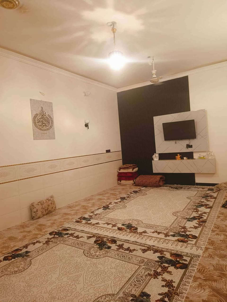 بيت للبيع  مساحة البيت 275م مكون من كراج وحديقة وسحيات خارجية 2 واستقبال ومطبخ وصالة وصحيات داخلية ومنور غرفة2 طابق الاول مكون 2غرف وصحيات وصالة كبيرة
بيت للبيع  مساحة البيت 275م مكون من كراج وحديقة وسحيات خارجية 2 واستقبال ومطبخ وصالة وصحيات داخلية ومنور غرفة2 طابق الاول مكون 2غرف وصحيات وصالة كبيرة 
بحي العسكري العابد خلف سوق علة حديقة قريب على شارع العام مال سيد محمد الموسوي موجود خط للولاية 
الاستفسار ‏‪0773 527 6366‬‏
