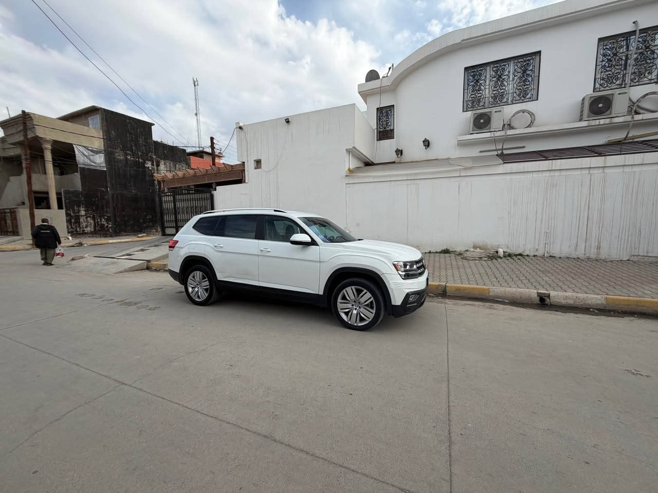 سياره ٢٠١٩ بيها بونيد جامرلغ  
مواصفاتها 
صندوك كهرباء 
كشنات جلد 
كشنات vip
داخل ابيض او كريمي يكولوله 
كشنات كهرباء 
كشنات تدفئه 
تشغيل عن بعد 
٧ راكب 
٣ قطعه تبريد منفصل 
كلواحد مناخ وحده طرفين سايق وسكن 
داخل صاج قهوائي 
بردات بلاديه 
ويل كروم حجم ٢٠ المرغوب 
تشغيل عن بعد 
دبل بصمه بلادي 
ضوه جوه رجل بلادي
هنبريك كهربائي 
شاشه كار بلي اندرويد اوتو وشاشه بيها مواصفات طن اني بعدني ماعرفها 
auto start stop
سستم اناره محيطيه فول فول السياره يسموها se specialبس لان كشنات vip ميجي بنرواما
سياره تعرفها انت شكد ما اكلك عليها حلوه قليل بحقها 
ماشيه ٩٥ الف بيدي مشيتها 
دهن كير محرك كله بشرط كركوك, العراق


**إذا كنت صاحب هذا الإعلان وتريد حذفه لأي سبب، رجاءا أرسل رسالة إلى الدعم الفني**