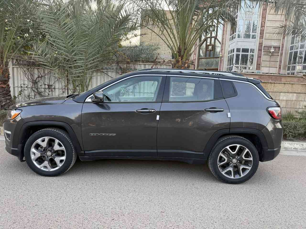 جيب كومباس 2020 وارد امريكي ضرر بسيط الدعامية مبدلة والبنيد انصبغ بدون تبديل بدون دواخل وصور الحادث والسونار بالمنشور
مواصفات ليمتد تجي فول عدا الفتحة وكلشي واضح بالصور
رقم بغداد بأسمي تحويل مباشر ومكاني بغداد 
سعرها 130 ورقة ومجال بسيط *********** 
ملاحظة / المحرك والكير والصدر والتبريد وتخم تاير كله مكفول ومامفتوح بيها برغي السيارة وحاليا جاهزة من كلشي
