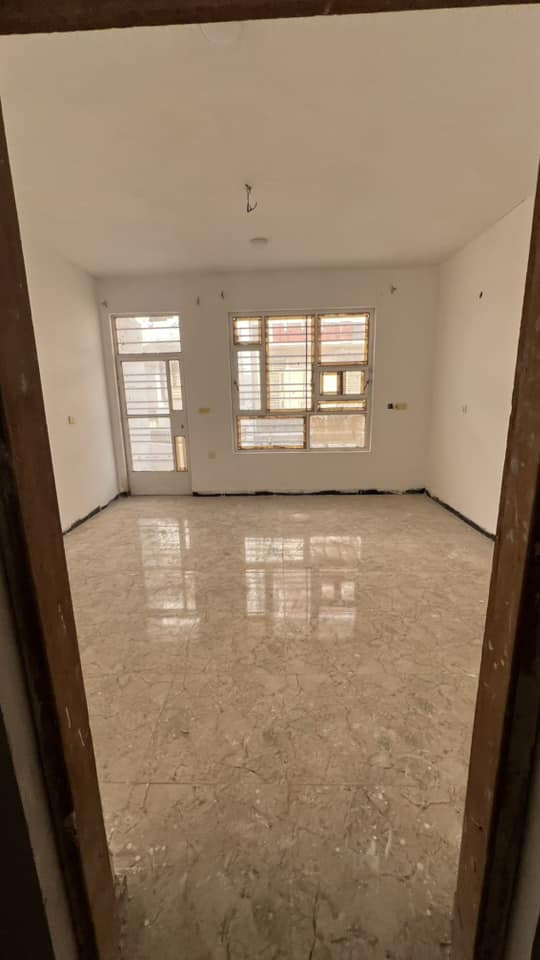 بيت 50م ثلاث طوابق من المالك بدون دلاليه المربع الرئاسي مقابيل السده خلف كليه الفارابي  غرفتين واستقبال ومطبخ وخدمات 2ايجاره 500 للاستفسار ***********
