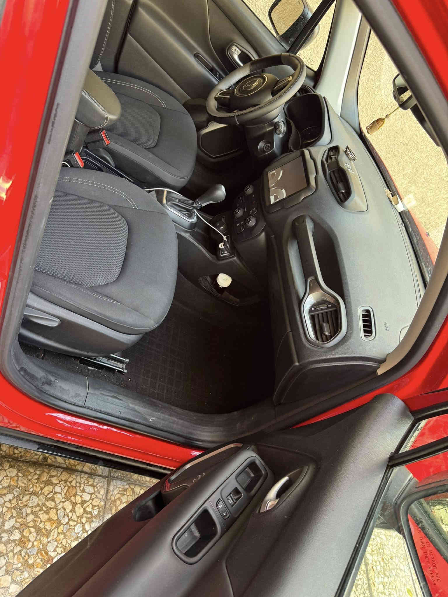 جيب رينجيد 2023 بغداد ماشية18000 mi    حادثها بنيد واجلغ بدون دواخل بدون ايرباك جديدة السعر 150 
***********
