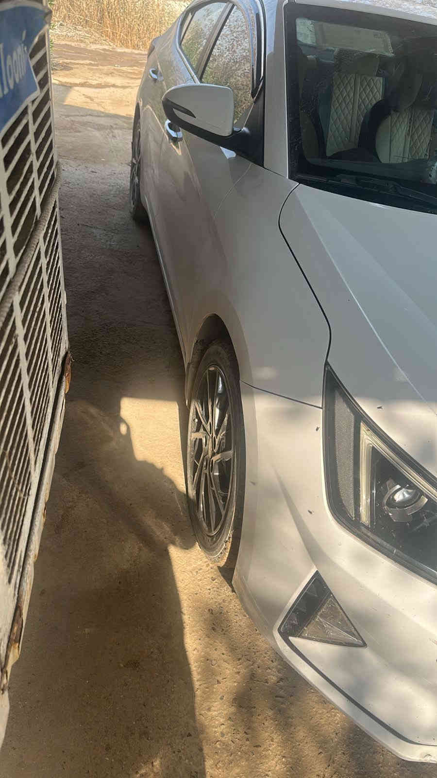 السلام عليكم النتر ٢٠ رقم بغداد بسامينا ماشيه ٨٨الف على الفحص فول موصفات السعر ١٦٥ وبي مجال عنواني كربلاء طويريج الشراي يتصل *********** السياره كفاله  عده دحجه بالباب الخلفي والباقي كفاله
