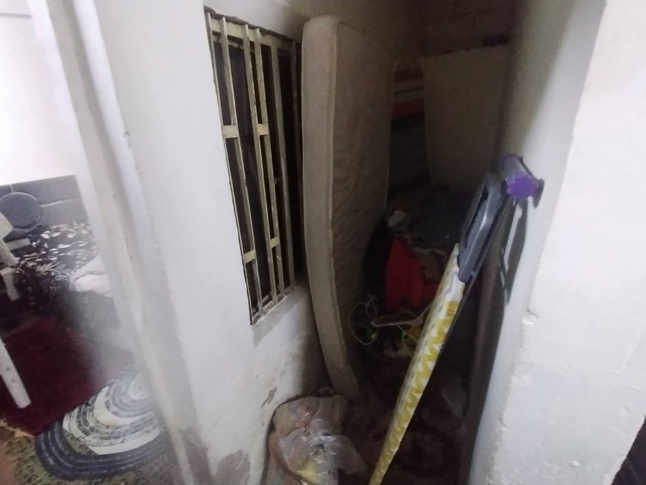 للبيع بيت ٥٠ متر تجاوز في منطقة جكوك مجمع المخيمات
يحتوي علة غرفة وصالة وممر صغير  +حمام ومطبخ خارجيات السعر ٣ مليون واذا تريدة مع الغراض هم عادي
***********
