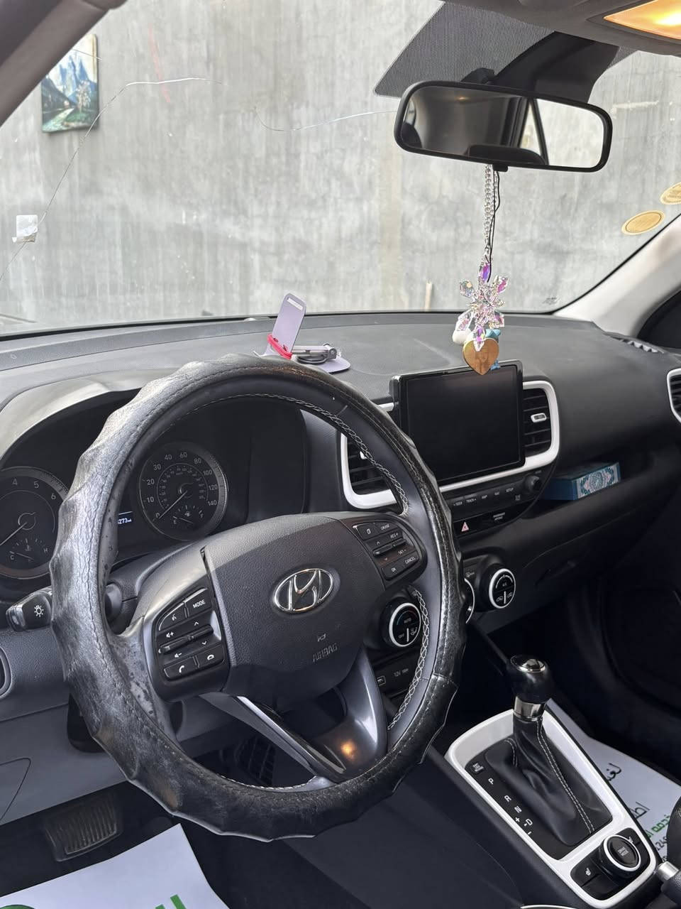 � للبيع: Hyundai Venue موديل 2022

📍 الموقع: العراق

✔️ المواصفات:
 • محرك 1.6 اقتصادي
 • عادي أوتوماتيك
 • دفع أمامي
 • شاشة + بلوتوث
 • نظام المحافظة على المسار (Lane Keep Assist)
 • كاميرا خلفية
 • حساسات
 • تبريد ممتاز
    . تدفئة كشنات

📊 الحالة:
 • ممشى قليل (حوالي 14 ألف ميل)
 • السيارة نظيفة جدًا من الداخل والخارج
 • بيها صبغ خفيف جهة السايق (بدون تأثير على الشاصي)
. ضربات خفيفه موضحه بالصور

🔧 ملاحظات:
 • السيارة بحالة جيدة وجاهزة للاستخدام

💰 السعر: 14300$(قابل للتفاوض)

العنوان : المنصور
📞 للتواصل: خاص


**إذا كنت صاحب هذا الإعلان وتريد حذفه لأي سبب، رجاءا أرسل رسالة إلى الدعم الفني**
