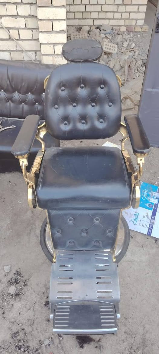كرسي حلاقة ملكي البيع ونظيف وشغال مكان بابل مدينه القاسم //*********** //***********
