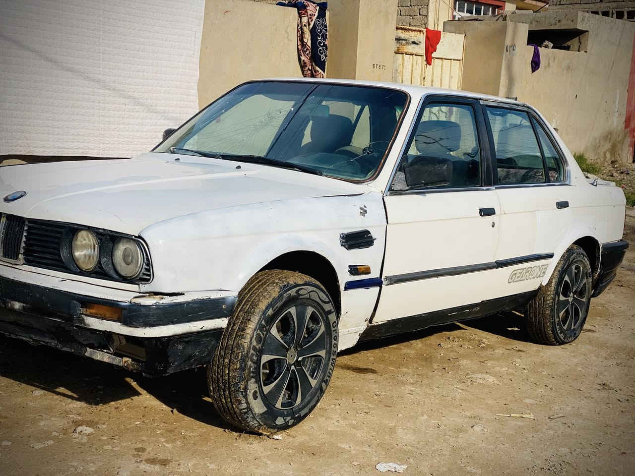 بي ام زعرة 
موديل 92. اربعة سلندر 
كير عادي. محرك فول + كير فول 
تخم تاير جديد. صدر نص عمر. نشاط فول 
كشرهة عايزة شوية ترتيب. 
دواخل زينة. بطاين جديد ارضية جلد 
كهربائيات شغالة حيل زينة. 
لايت اصلي مال كصة. نوزل جديد. 
الرقم فحص صلاح الدين. راعيهة موجود وبسامرة. يحول. مدفوع كمرك. 
السعر 18 وبيهة مجال.   
***********
