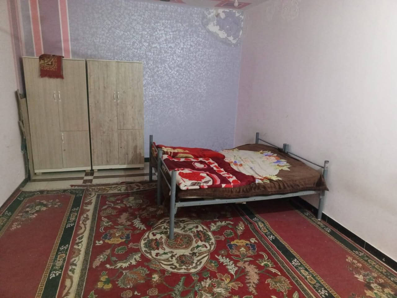 شقة مؤثثة للاجرا حي الشهداء
1درج خارجي 
2غرف عدد ثنين
3صاله كبيره 
4مطبخ 
5صحيات 
6ثلاجه
7مجمده
8جرابي
9تنور 
10طباخ
11كاونتر 
12غساله 
13فراشات 

الي عليكم تجيبون فقط ملابسكم و دلاليتي وبخدمتكم ***********
