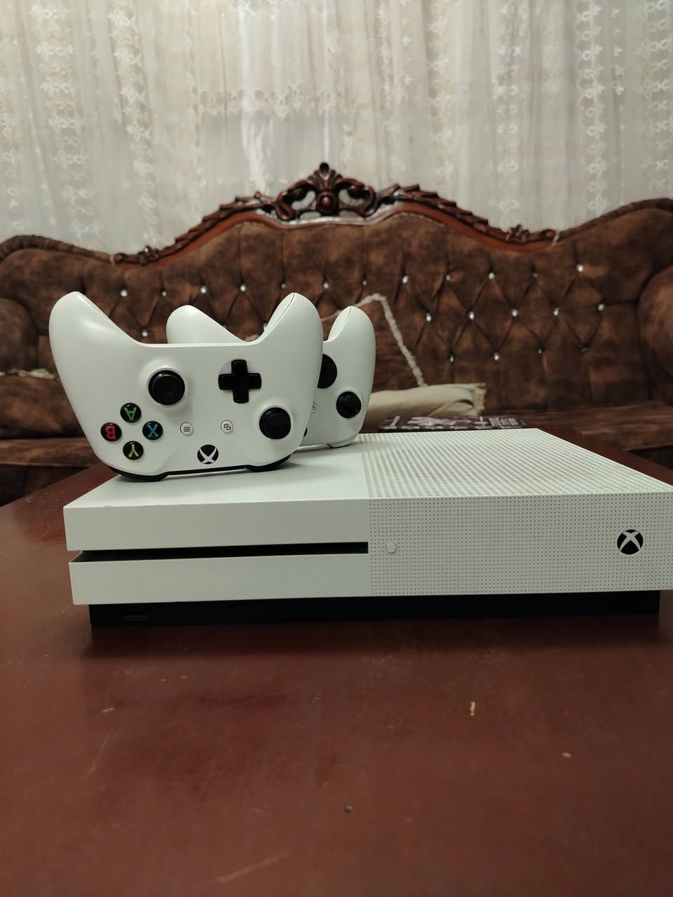 سلام عليكم حبايب اكس بوكس وان اس واحد تيره مع ثنين جوستك وثنين اقراص واحد فورزه هورايزن 5 النسخه الاخيره وقرص GTA 5 نسخه خاصه والاخيره الجهاز جداً جداً نضيف وما داخل تصليح واي عطل ما بي سعر الجهاز 160 وبي مجال بسيط ♕♕رقم *********** ما متوفر ماسنجر فقط واتساب عنوان بغداد
