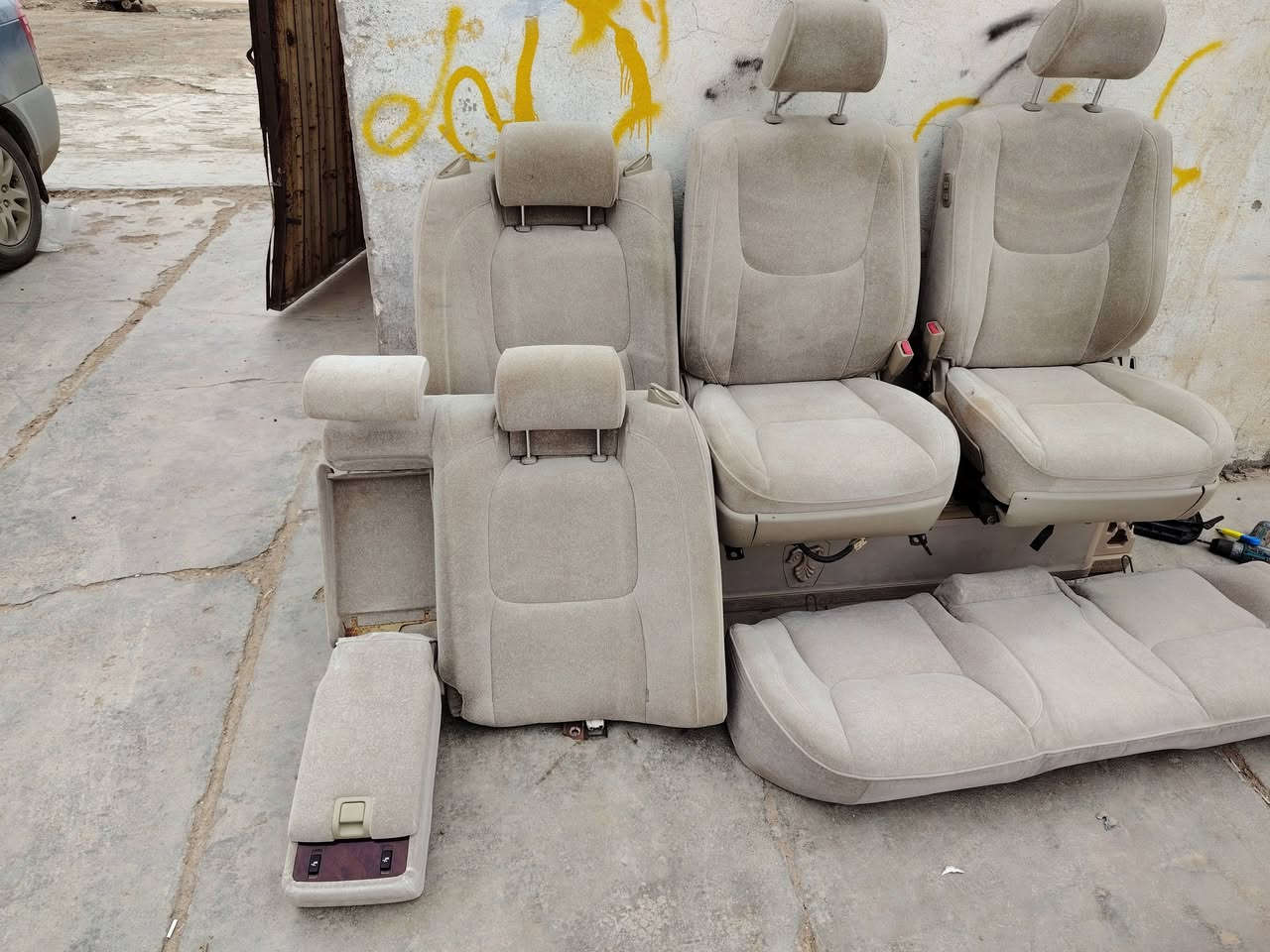 السلام عليكم غرفه ملكه كامله نضيفه اربع كراسي كهرباء تنته تبريد خلفي 
السعر(600) وبيها مجال ***********
