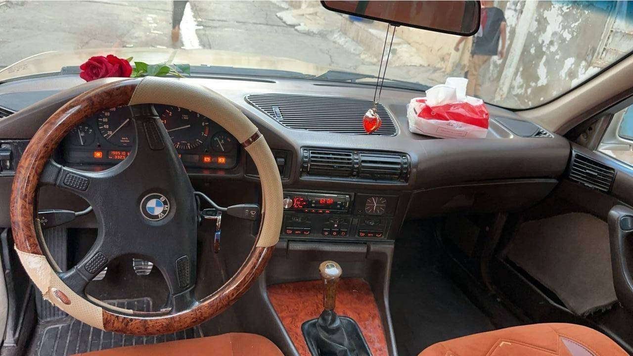 سلام عليكم بي ام 525 
موديل 91 
رقم مسطرة دولي 
كابون بانزين بيها 
 وكير عادي وكير ومكينة شرط
***********
