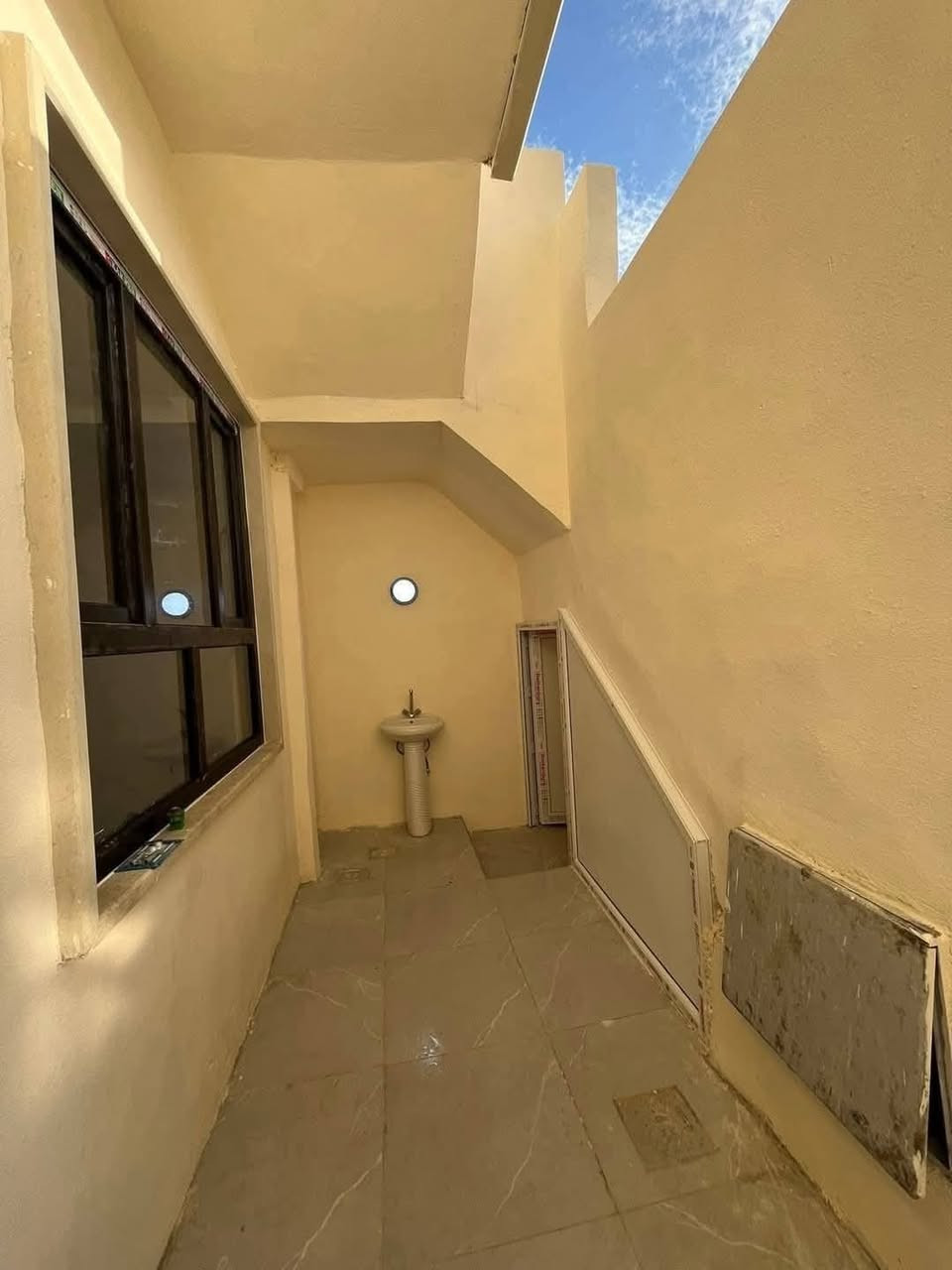 🏡 دار للبيع – فرصة استثمار وسكن بنفس الوقت

دار معزول بالكامل مع درج خارجي، مؤجر حالياً بقيمة 575 ألف شهرياً 💰
فرصة ممتازة للاستثمار بسعر مناسب جداً.

📍 المواصفات:
 • المساحة: 100 متر
 • سند: طابو زهور
 • بناء حديث

🏠 تفاصيل الدار:

🔹 الطابق الأرضي:
كراج + هول + مطبخ + صحيات + غرفتين نوم

🔹 الطابق الثاني:
هول + مطبخ + صحيات + غرفتين نوم + سطح

📞 للاستفسار والاتصال:
***********
***********

📍 العنوان:
حي البكر – سايدين الكنيسة، مجاور معهد النجاح
عقارات أرض الملوك
